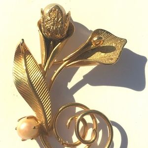 Gold Tone Flower Floral Brooch w/ faux pearl